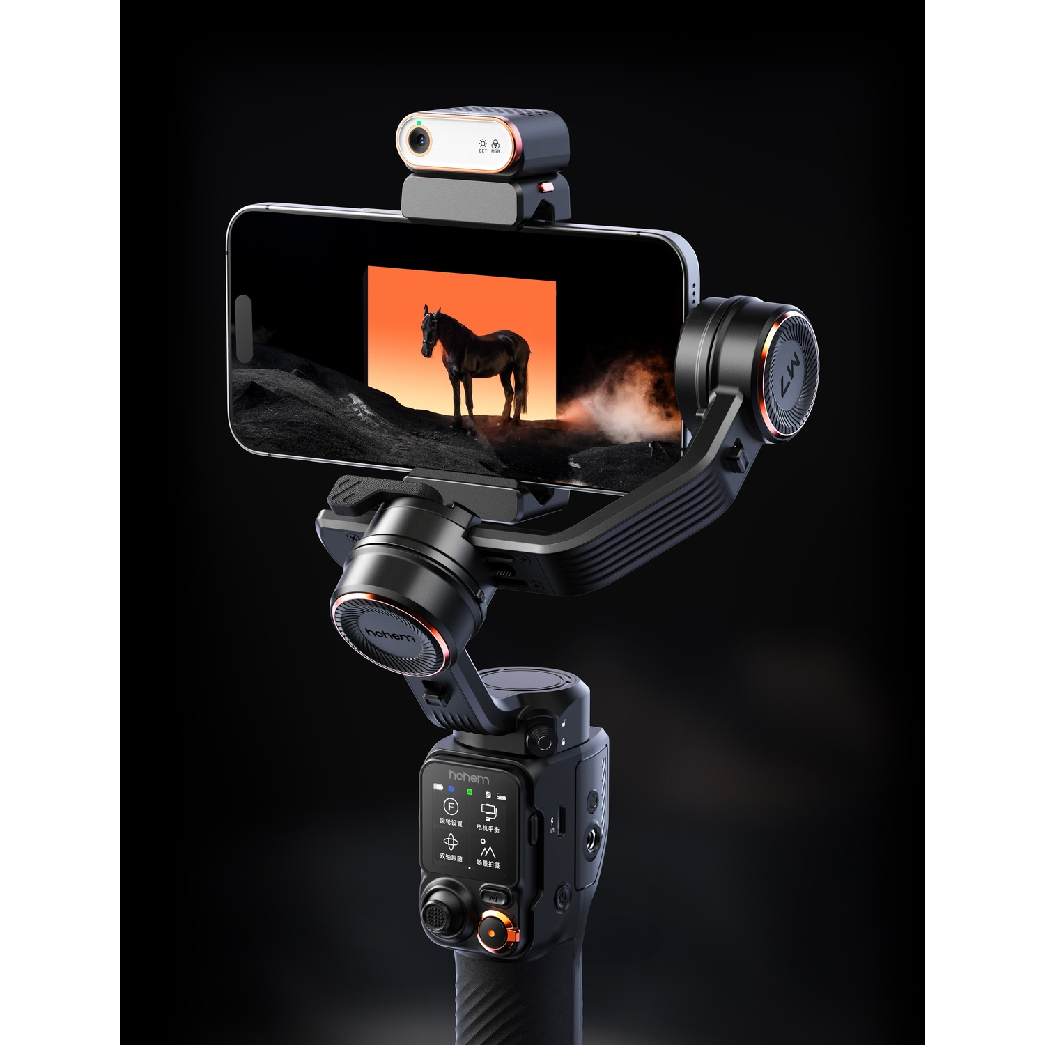 Un telefono in un gimbal mostra l'immagine di un cavallo. Una luce è attaccata. Il gimbal è nero con dettagli arancioni, su sfondo scuro.