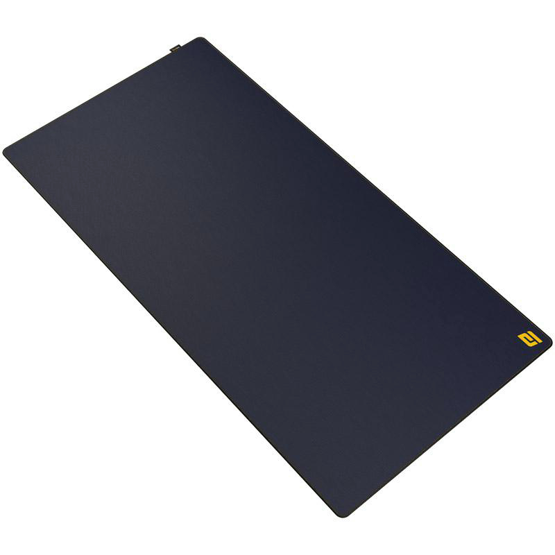Ein schwarzes rechteckiges Mauspaddesign mit einem goldenen Logo in der Ecke. Es ist gegen einen weißen Hintergrund abgewinkelt.