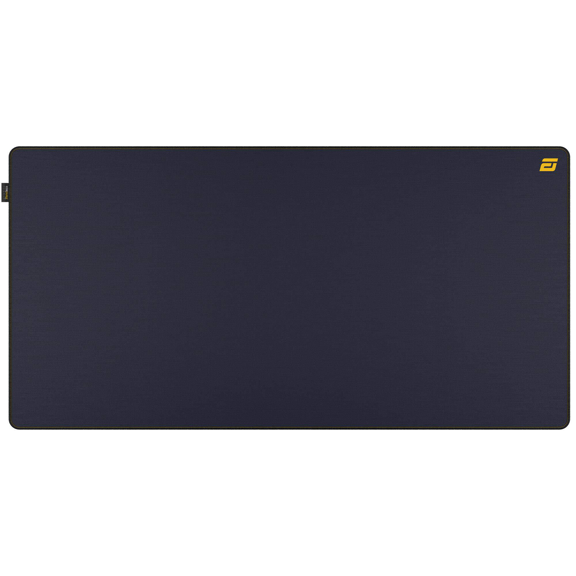 Ein großes, rechteckiges, dunkelblaues Mousepad mit gelben Nähten. Ein gelbes Logo befindet sich oben rechts.