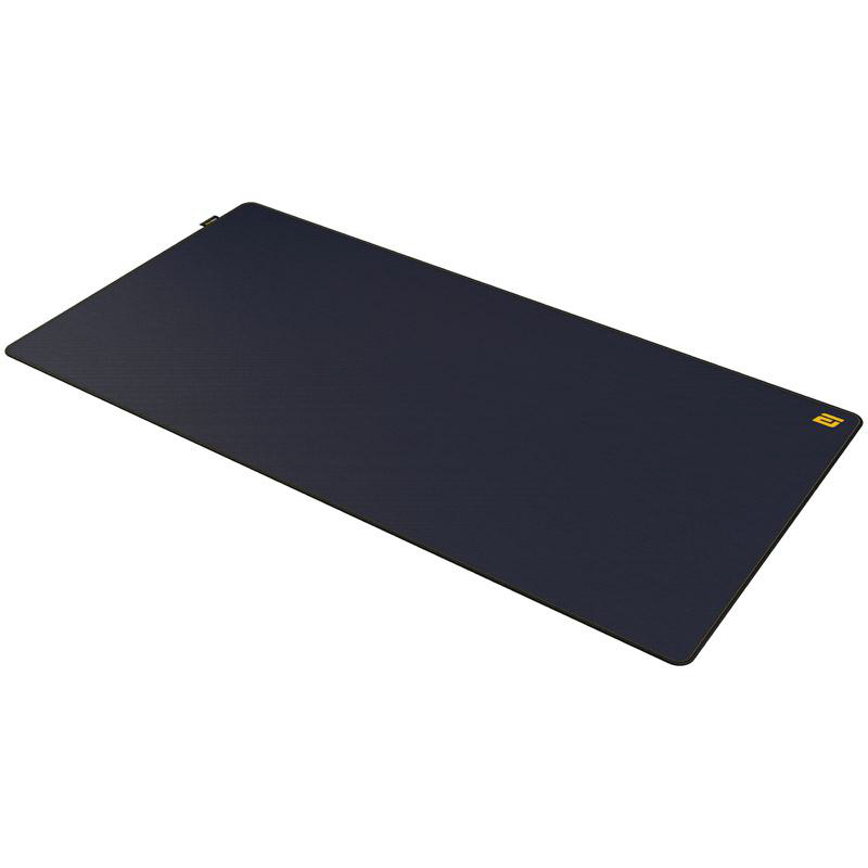 Ein rechteckiges, dunkelblaues Mousepad mit gelbem Logo in der rechten Ecke. Der Hintergrund ist weiß.