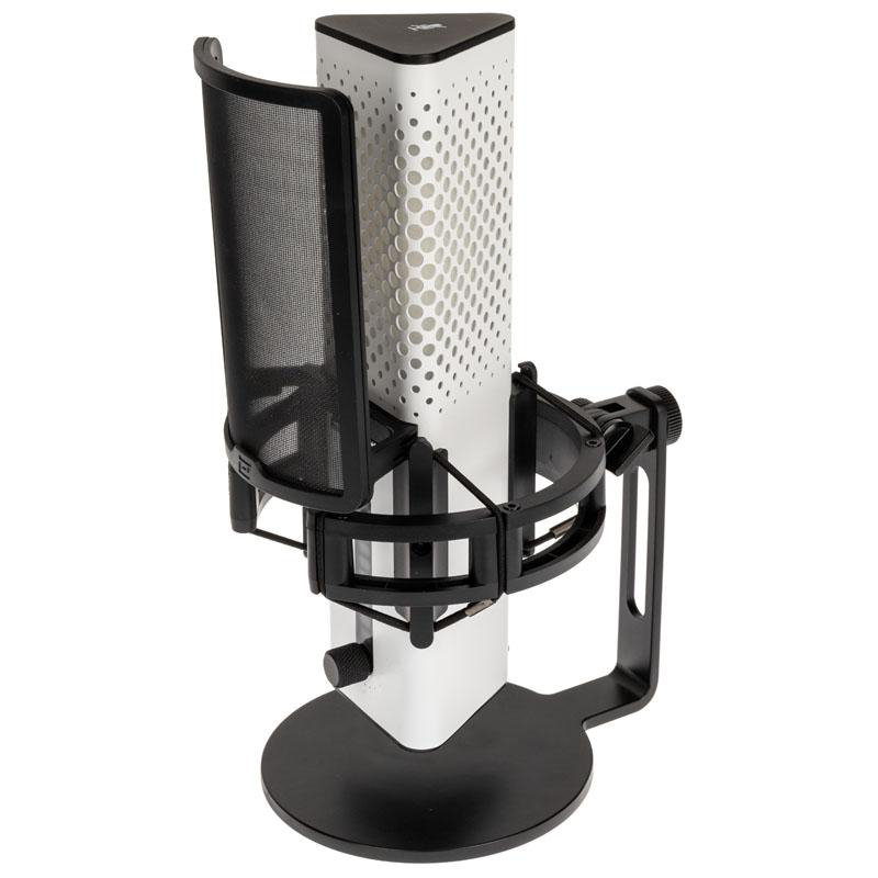 Ein Studiomikrofon mit Pop-Filter. Es hat einen weißen Körper mit Perforationen, einen schwarzen Netzfilter und einen schwarzen Ständer.