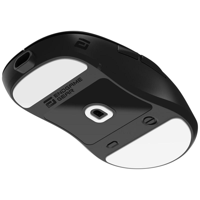 Schwarze Endgame Gear Maus. Weiße Pads und Logo. Die Unterseite zeigt einen Sensor, eine Schraube und eine kleine Taste.