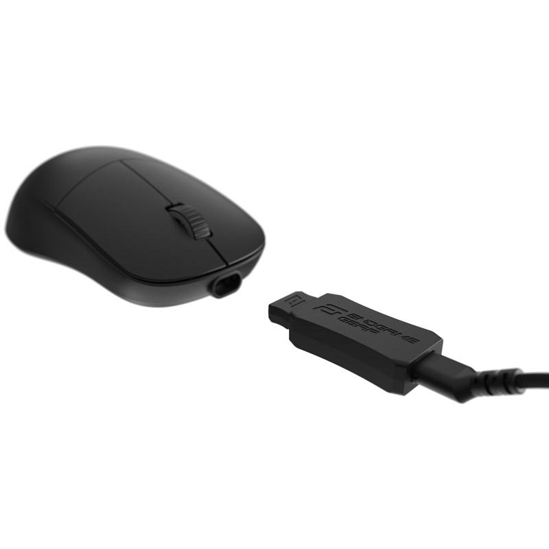 Eine schwarze Computermaus und ein schwarzer USB-Anschluss mit dem EndGame Gear-Logo auf weißem Hintergrund.