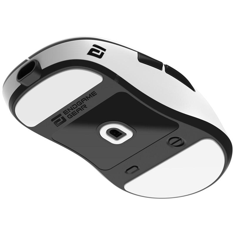Eine weiß-schwarze Endgame Gear-Maus. Sie hat ein Logo und ein Scrollrad mit abgerundetem Design und schlanken Linien.