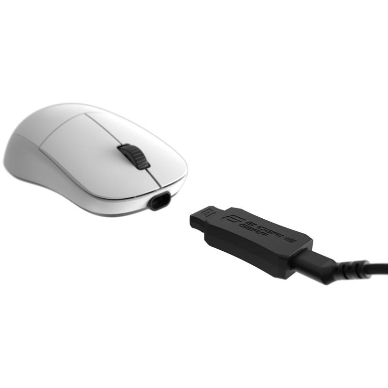 Eine weiße Computermaus befindet sich links von einem schwarzen Stecker mit Kabel. Die Maus hat ein Scrollrad und ist kabellos.