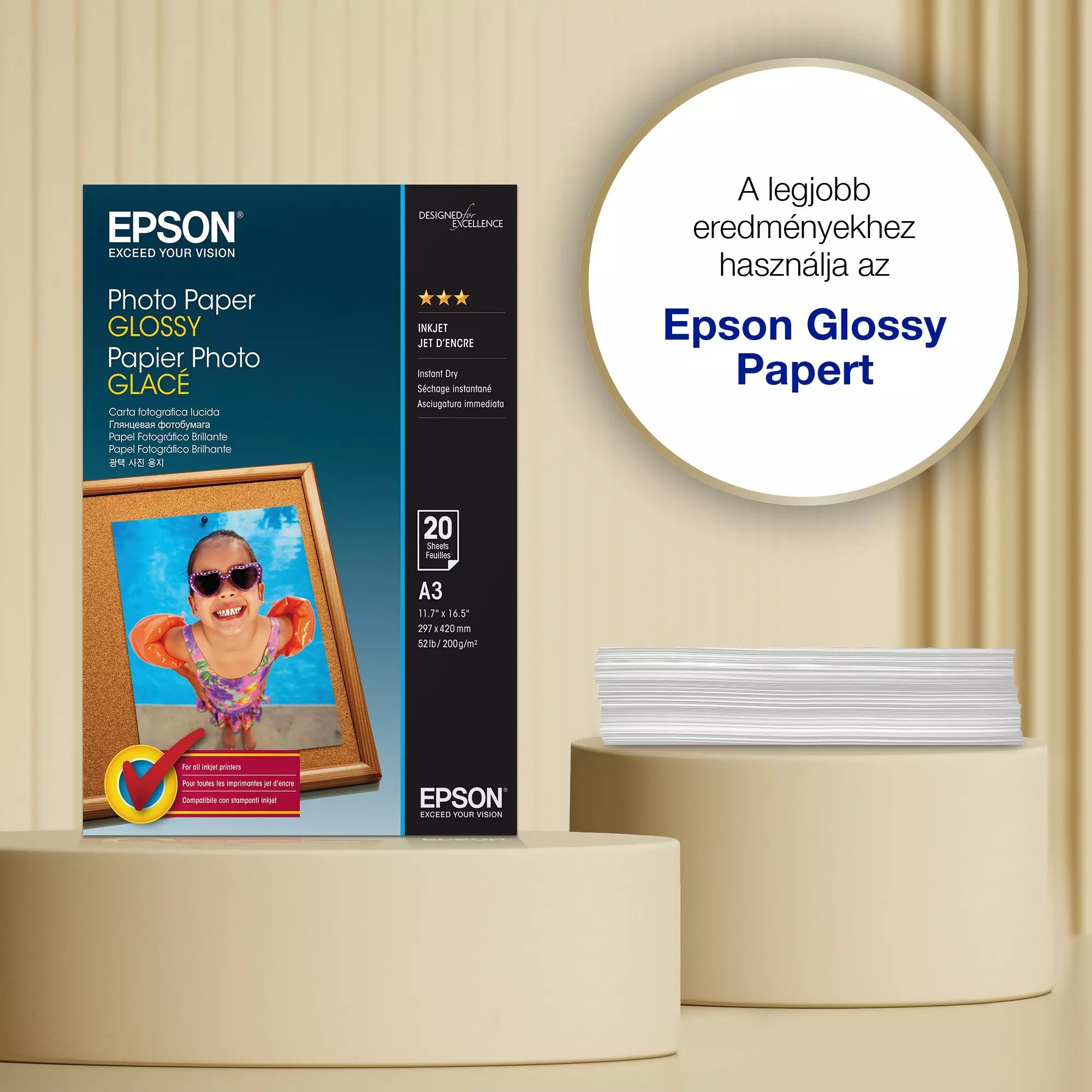Epson fényes fotópapír doboz egy fürdőruhás kislány fotójával. Szöveg angolul és más nyelveken.