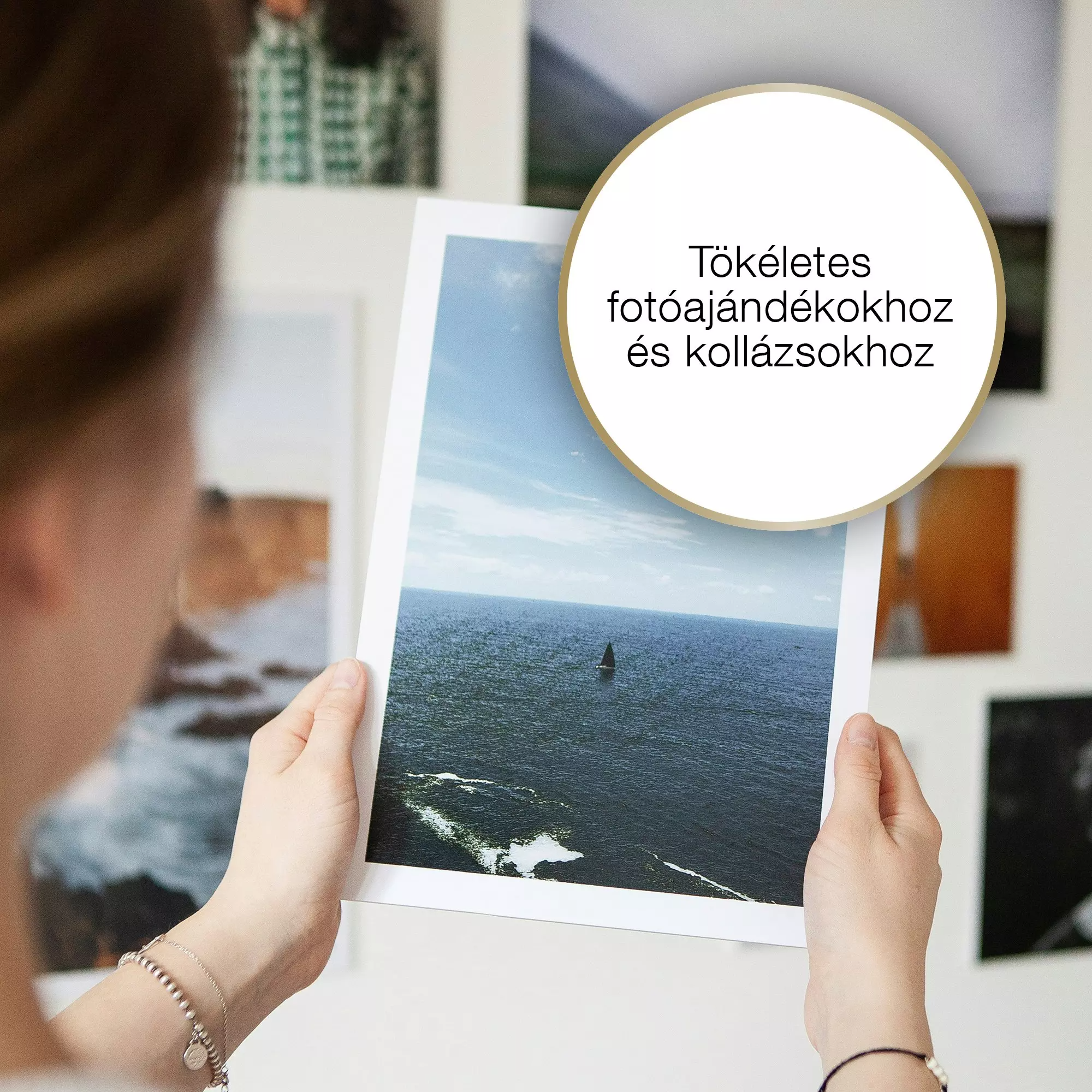 Egy személy egy tengeri kilátással rendelkező fotót tart. Egy fehér körben magyar nyelvű szöveg található. Más fotók vannak a háttérben.