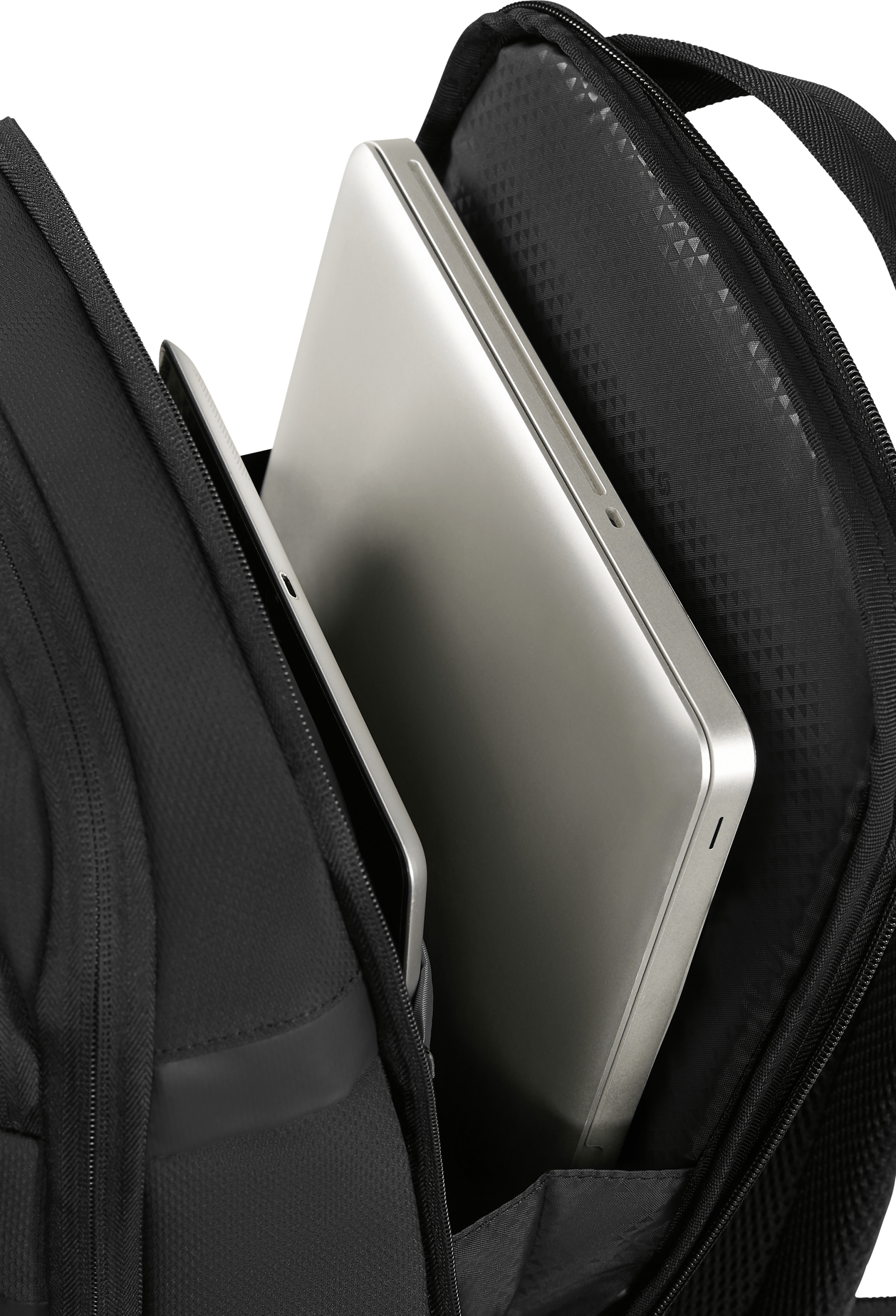 Nyitott fekete hátizsák laptop-pal és tablettel. Fekete háttér.