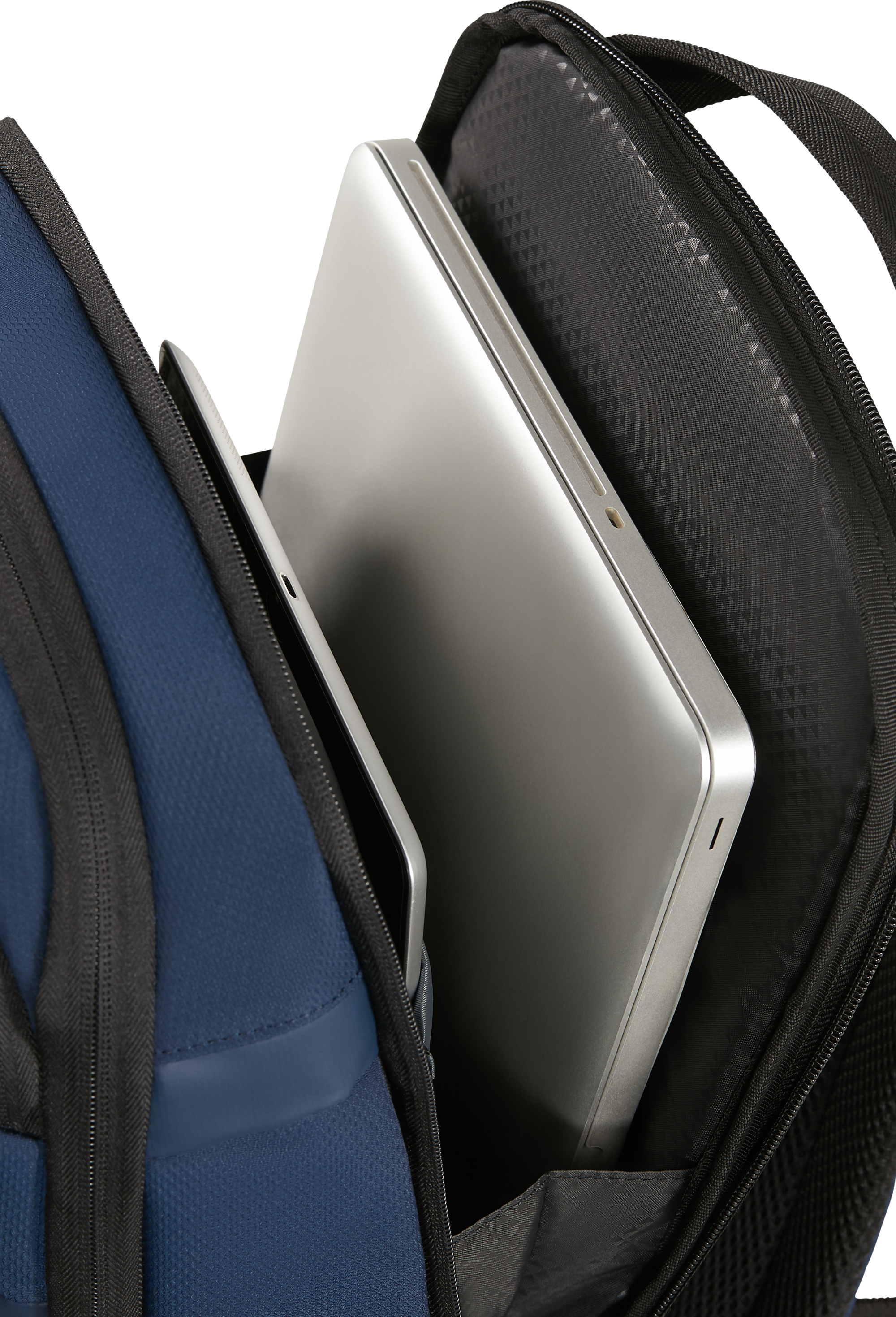 Nyitott hátizsák laptop-pal és tablettel. Kék szövet balra, fekete belső. Ezüst laptop látható.