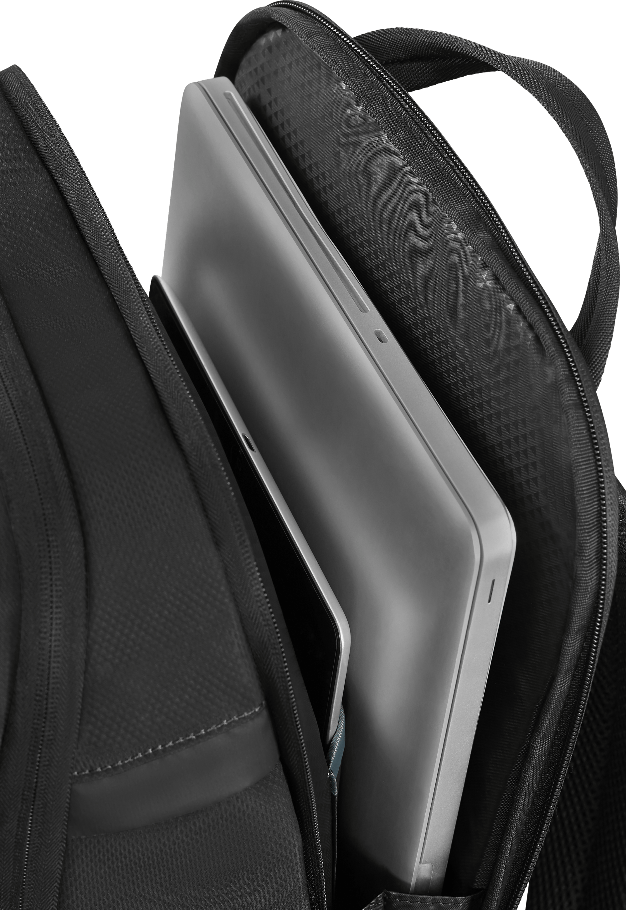 Nyitott fekete hátizsák laptop-pal és tablettel. Fekete háttér.