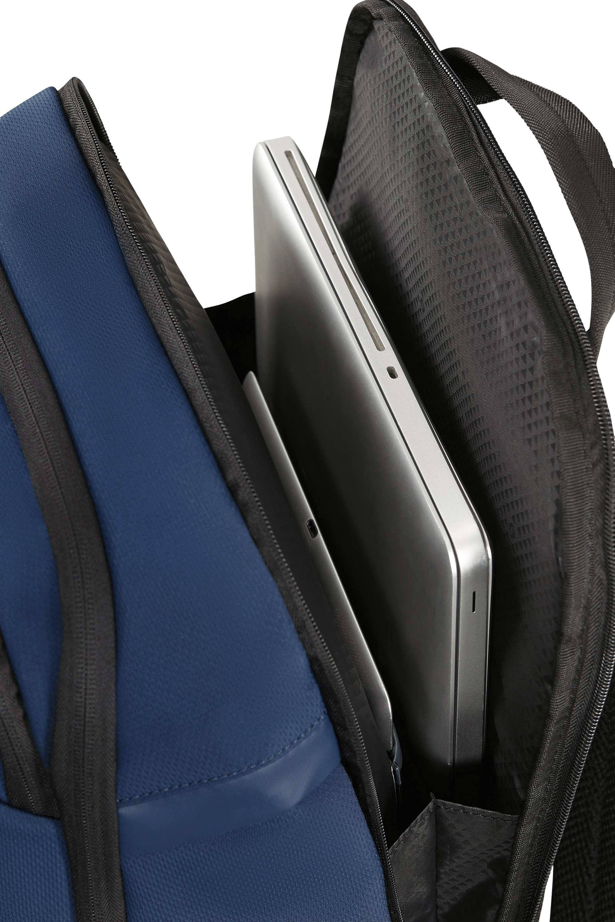 Nyitott fekete hátizsák laptop-pal és tablettel. Kék szövet bal oldalon. Fekete háttér.