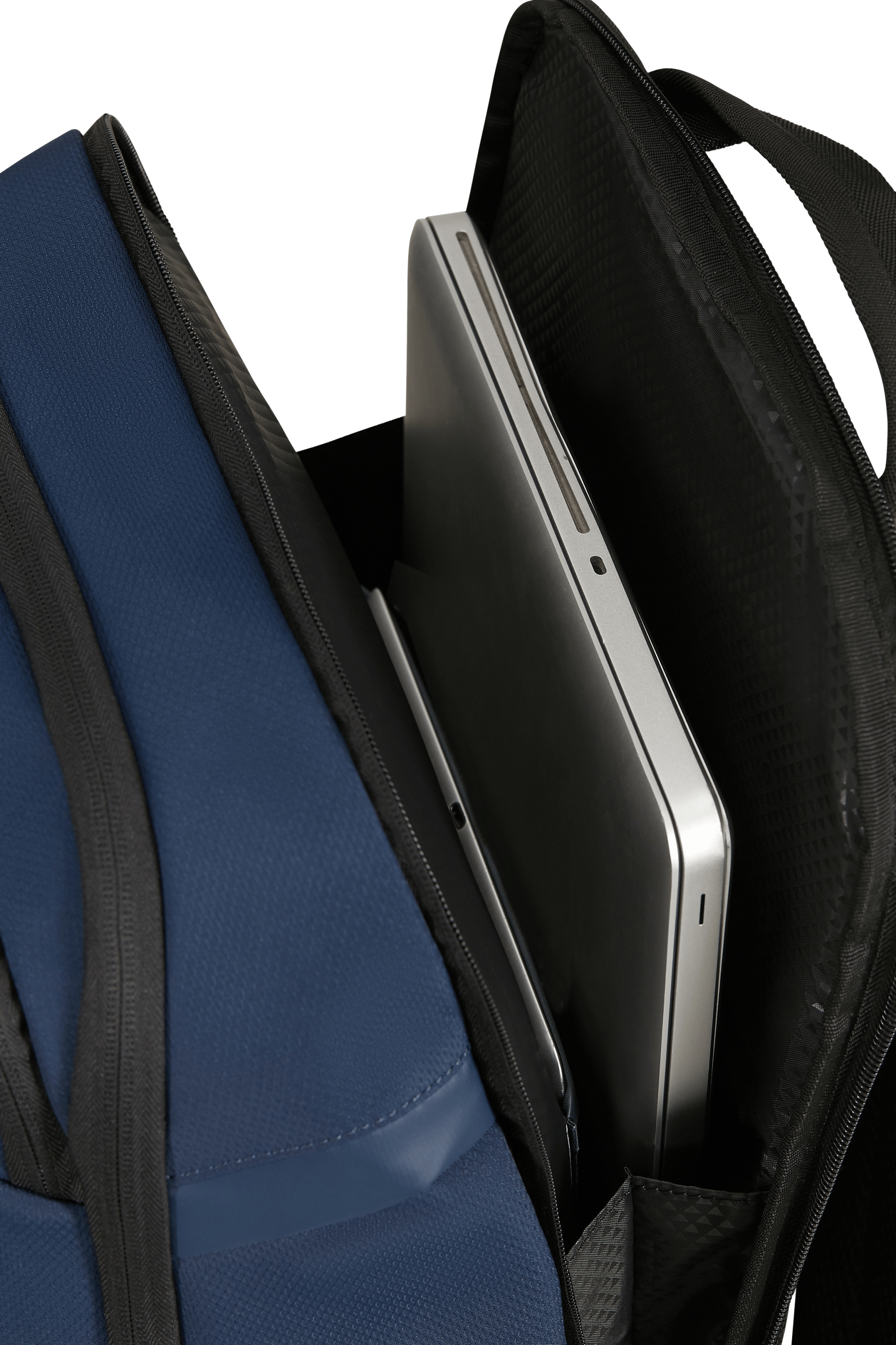 Nyitott kék hátizsák laptop-pal és tablettel. Fekete cipzárak és pántok. Sötét háttér.
