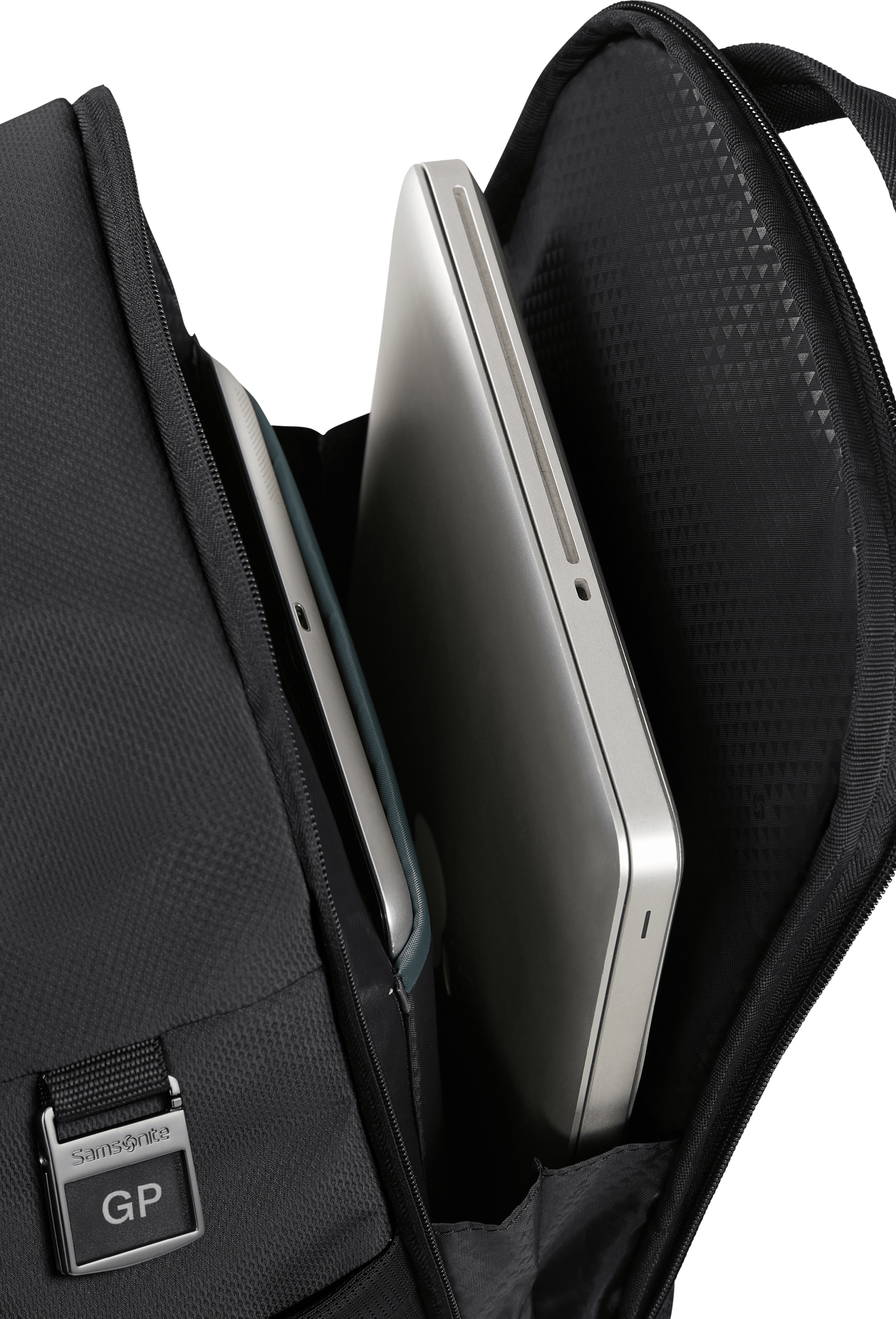 Nyitott hátizsák laptop-pal és tablettel. Fekete táska ezüst logóval.