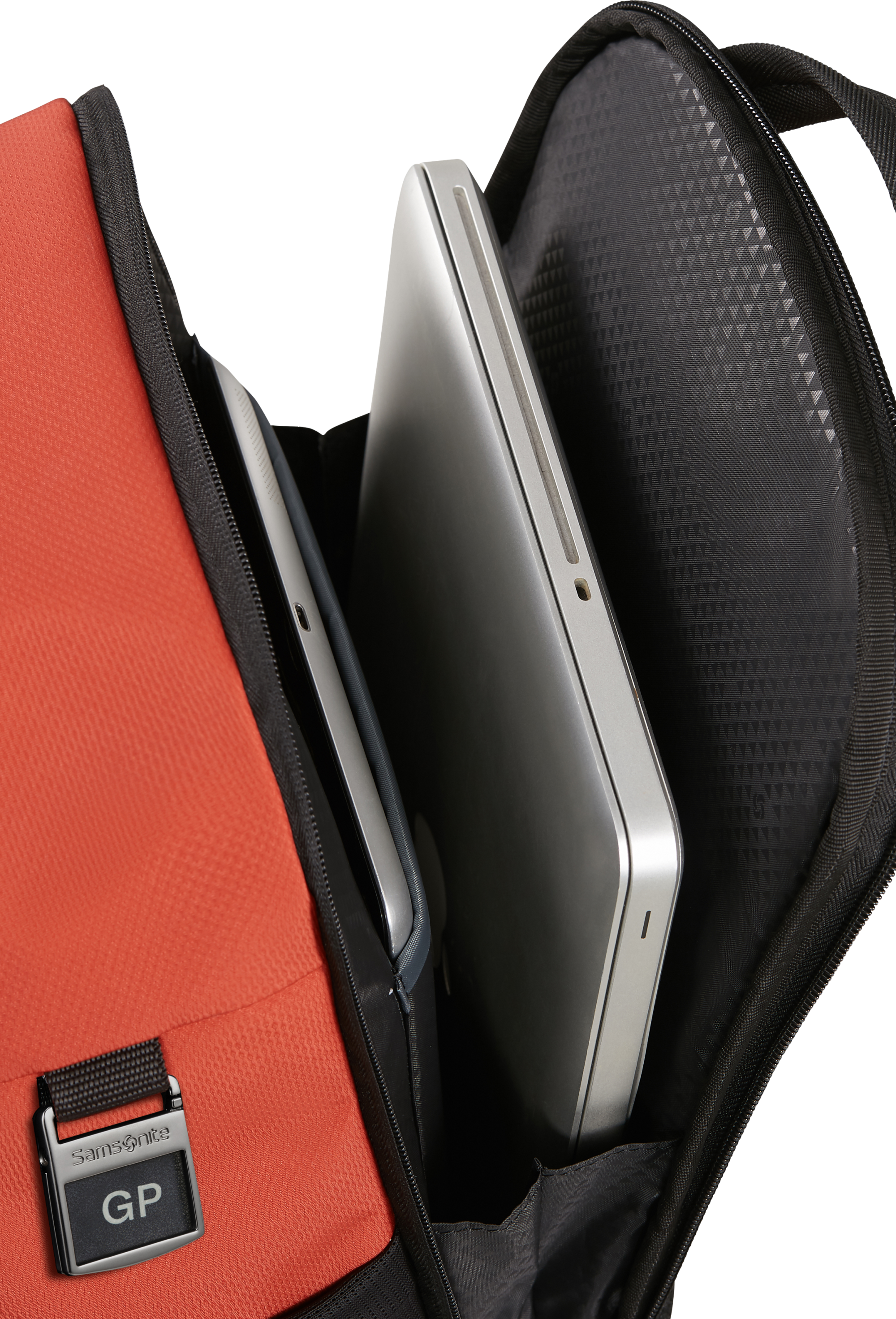 Nyitott hátizsák laptopmal és tablettel. A táska narancssárga és fekete. Egy ezüst Samsonite címke látható.