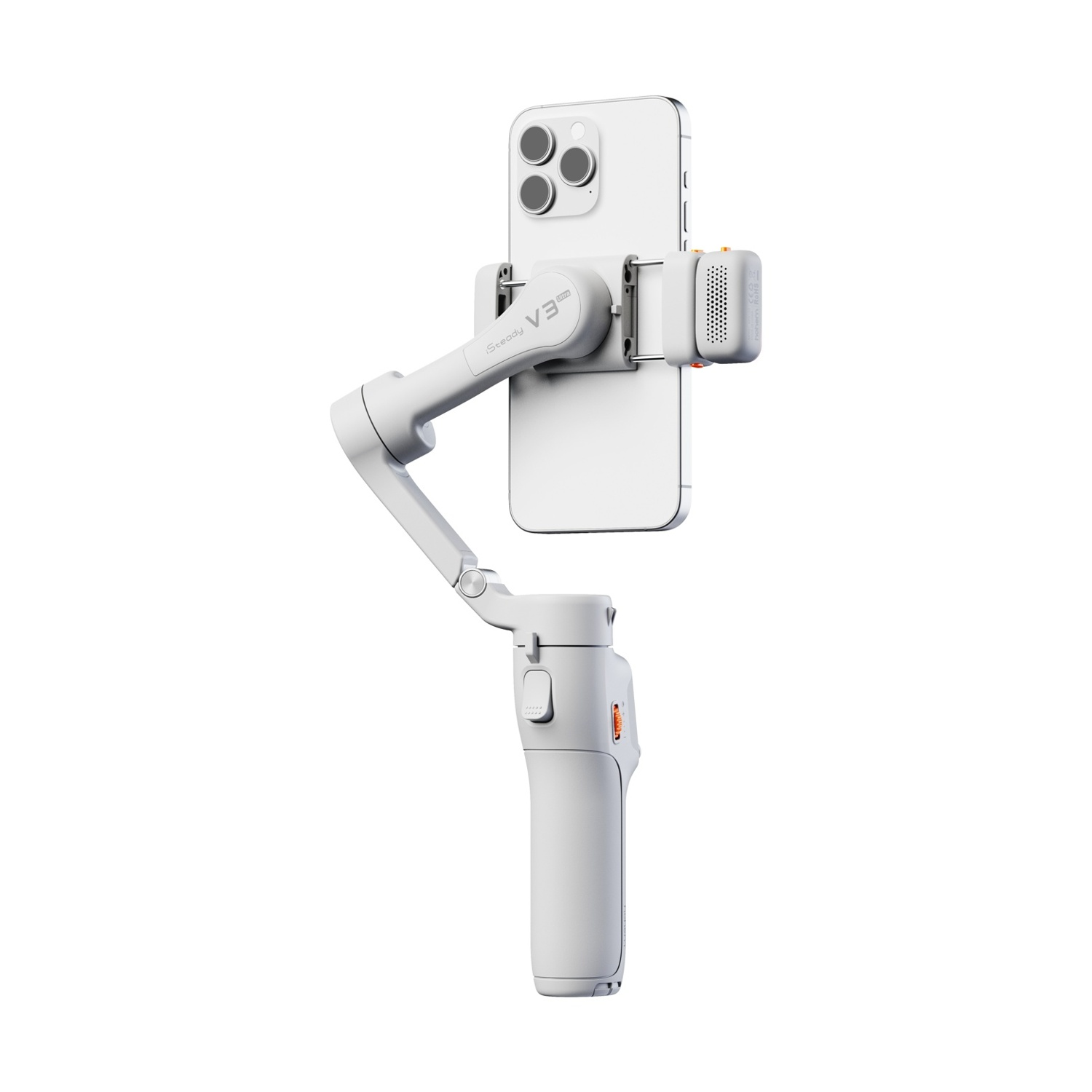 Uno smartphone bianco collegato a uno stabilizzatore gimbal bianco. Il telefono ha tre obiettivi. Lo sfondo è bianco.