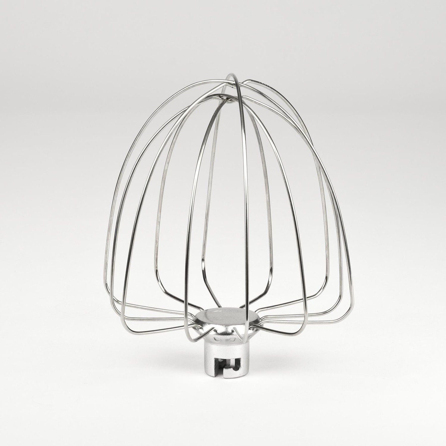 Una frusta in acciaio inox per un mixer, centrata su sfondo bianco. Ha fili curvi che formano una cupola, con una base.