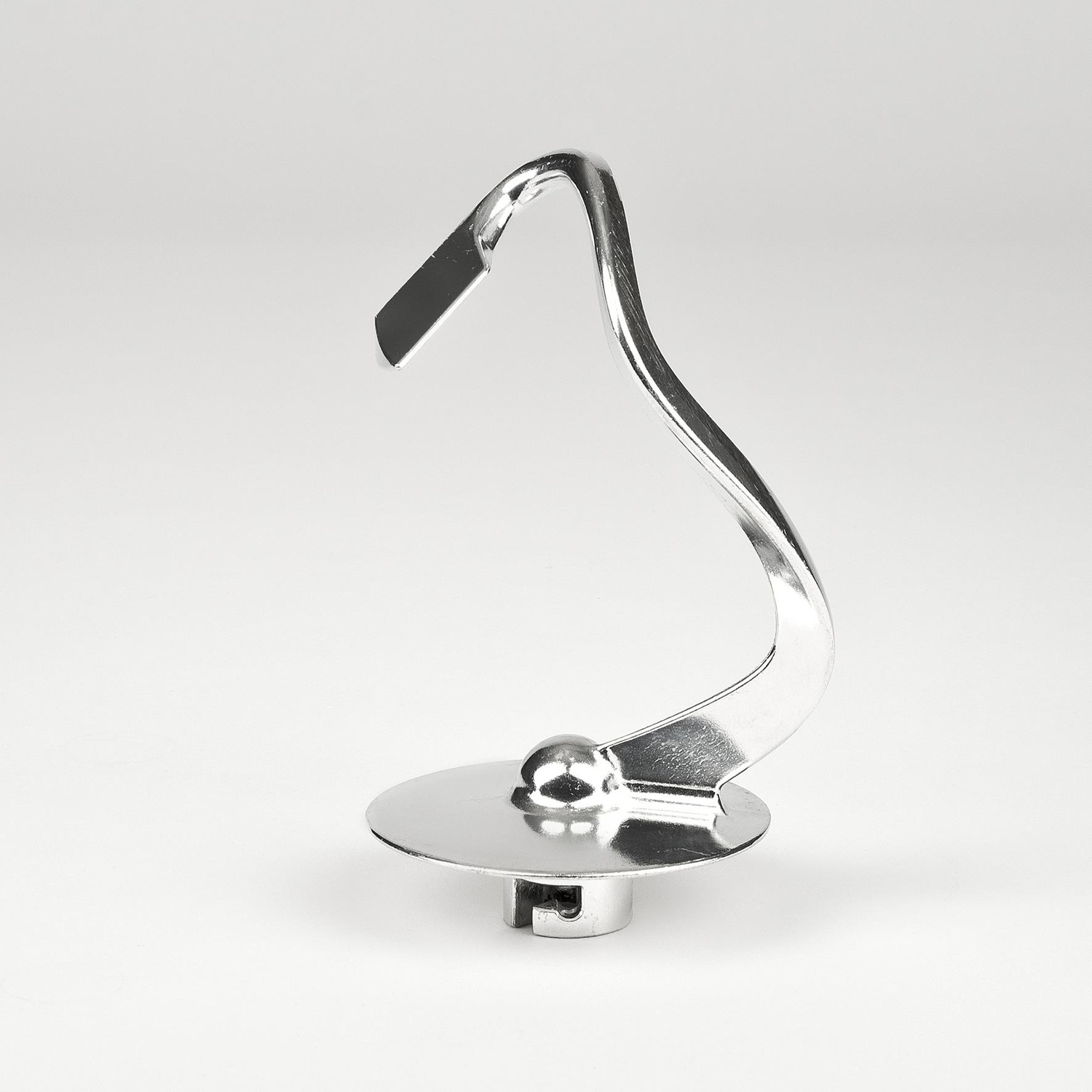 Un gancio impastatore cromato per un mixer, curvo con estremità piatta e base circolare, su sfondo bianco.