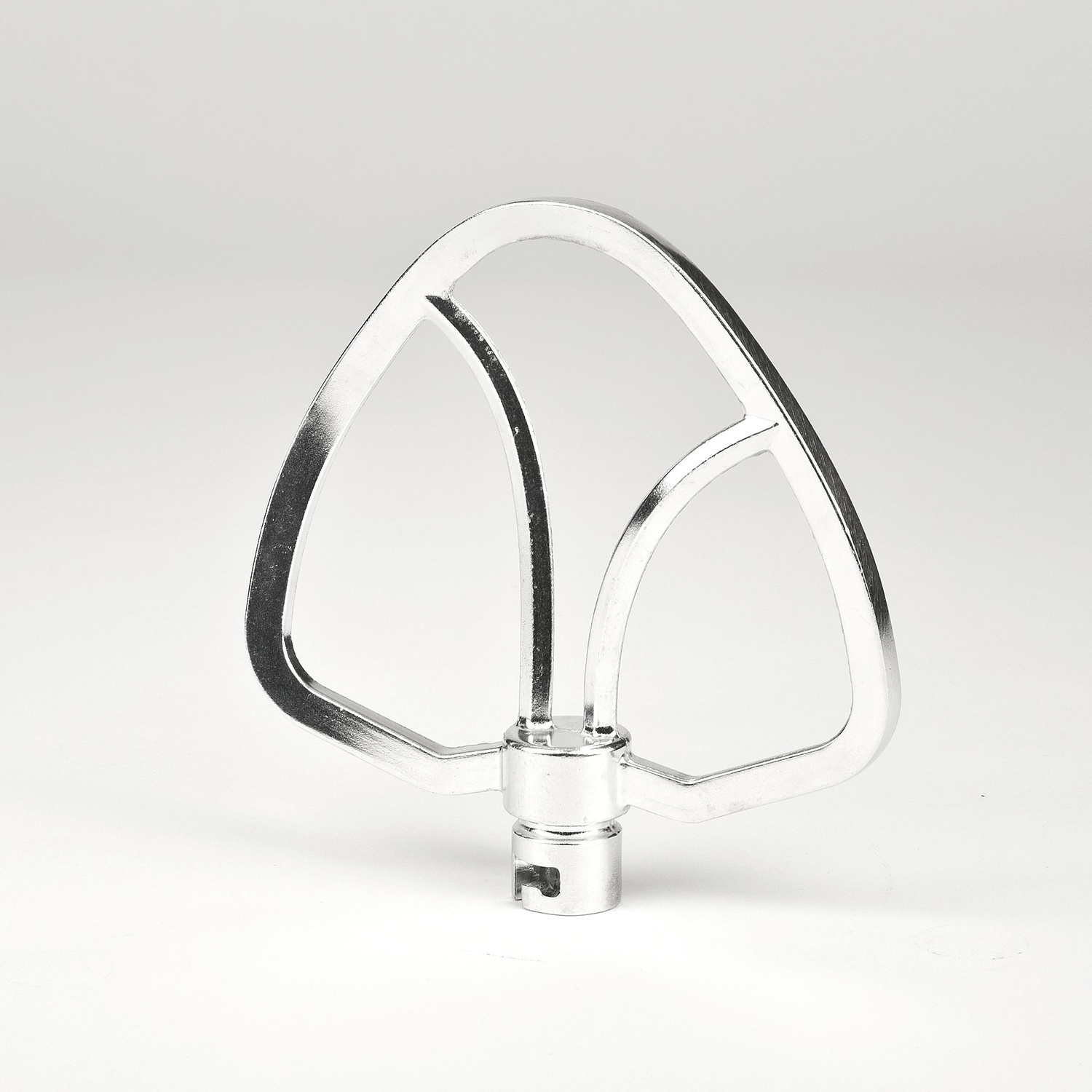 Un accessorio per mixer metallico, color argento. Ha una forma triangolare con tre sezioni aperte e una base cilindrica.