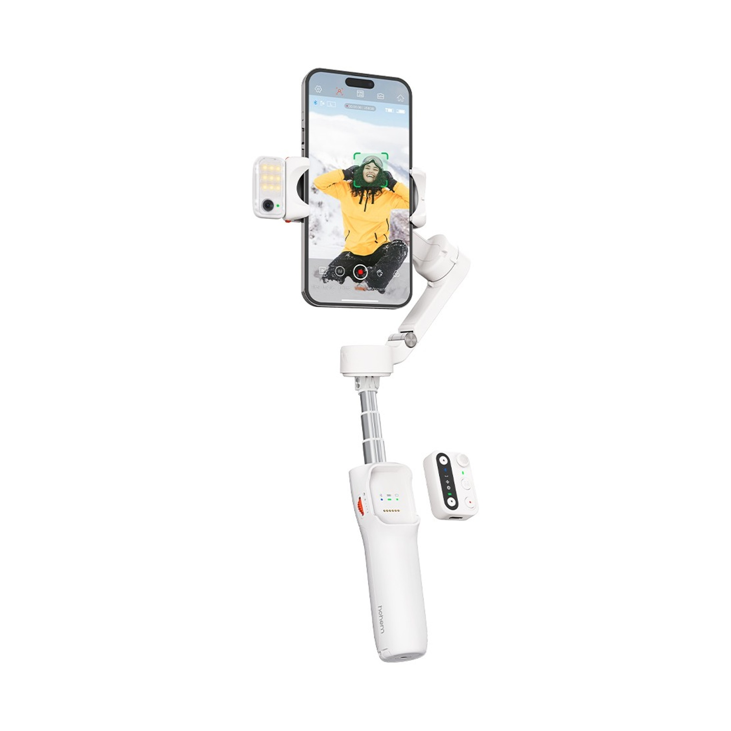 Uno stabilizzatore per telefono bianco tiene un telefono che mostra una persona con abbigliamento esterno giallo. Sono visibili anche una piccola luce e un telecomando.