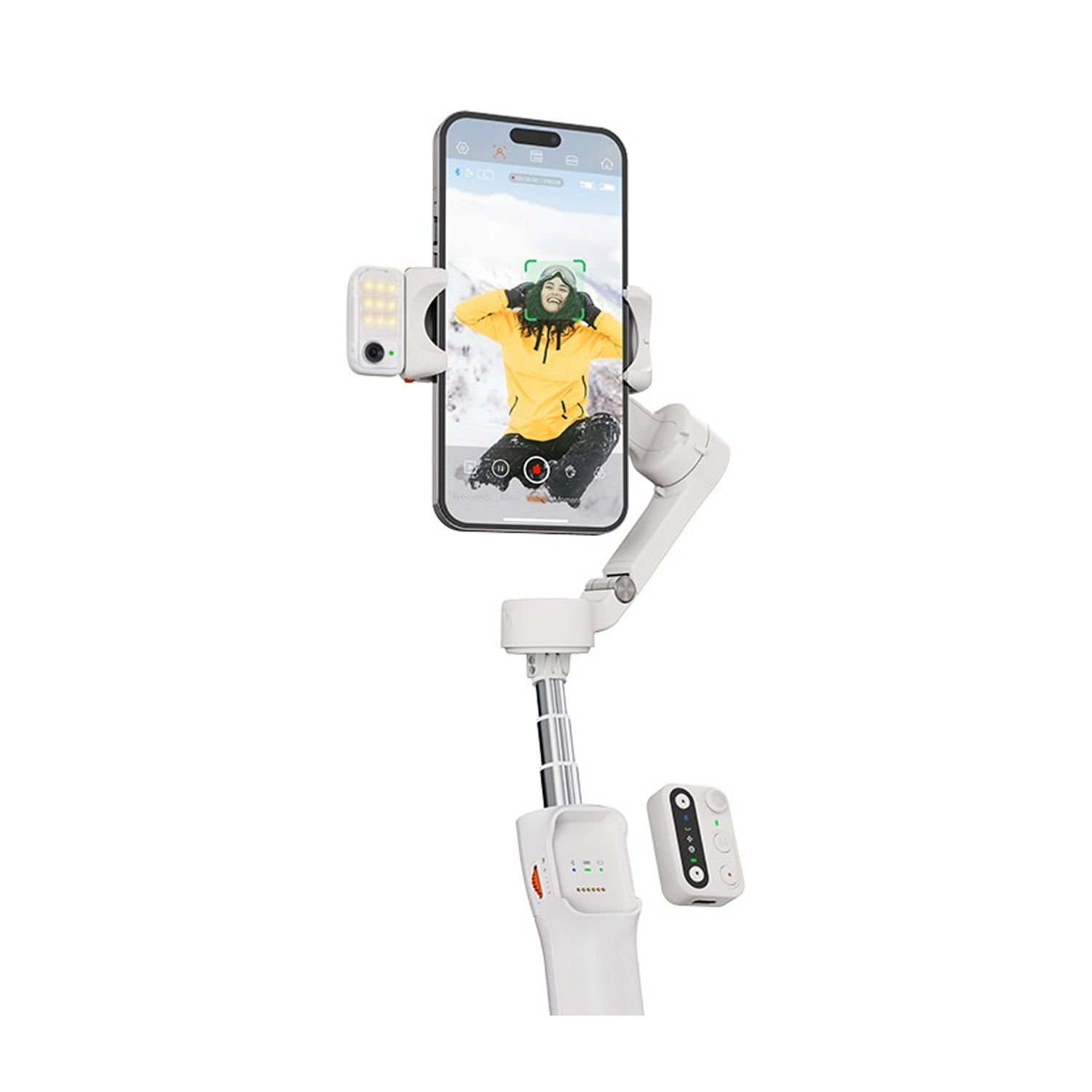 Un telefono in un gimbal sta registrando una persona in abiti invernali. Il telefono ha una luce attaccata e un telecomando.
