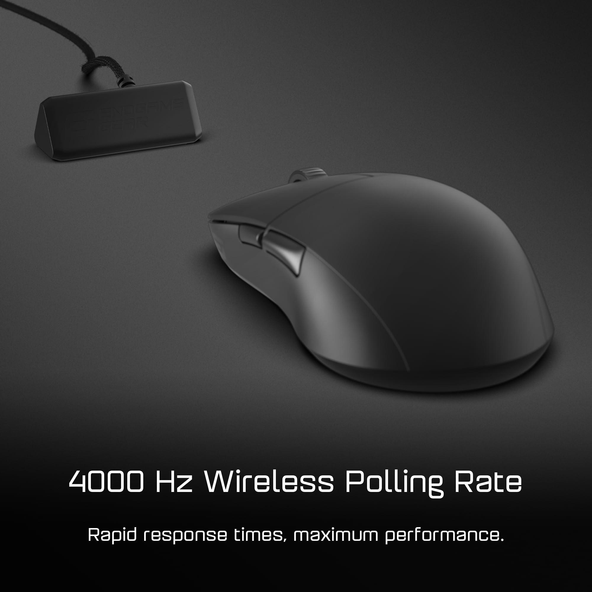 Schwarze kabellose Maus und Empfänger auf dunkler Oberfläche. Text: 4000 Hz Wireless Polling Rate.