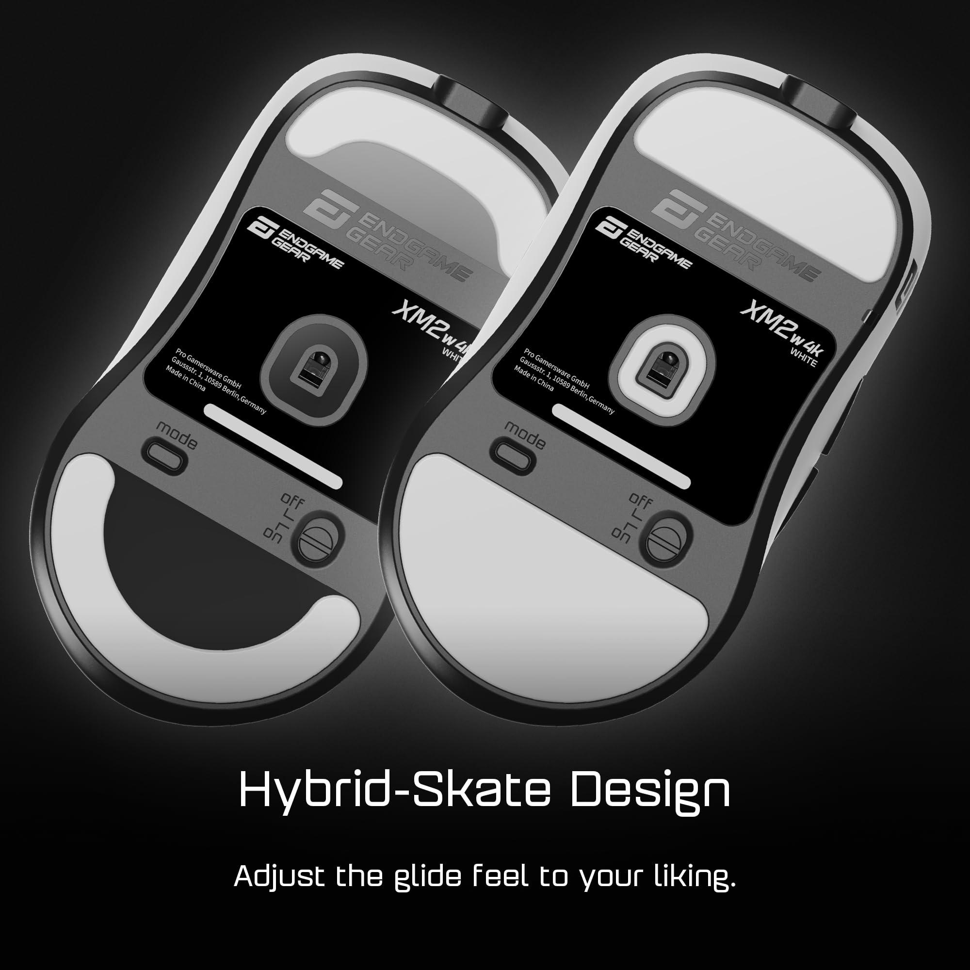 Zwei weiße Gaming-Mäuse von Endgame Gear XM2w4k. Sie haben ein Hybrid-Skate-Design. Das Bild hat einen schwarzen Hintergrund.