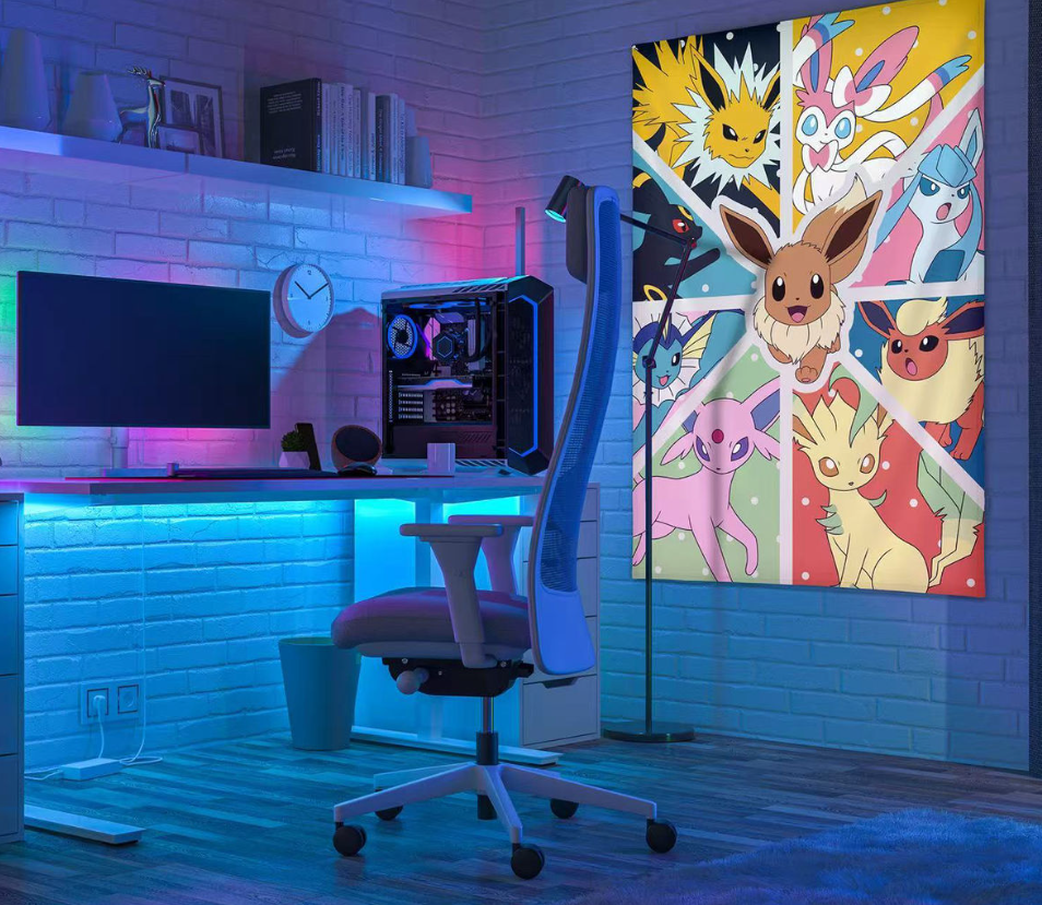 Gaming-Zimmer mit Schreibtisch, PC und Pokemon-Poster. Beleuchtet mit blauen und lila Lichtern. Stuhl und weiße Ziegelmauer.