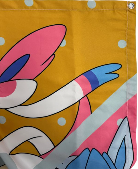 Eine bunte Flagge mit einer Cartoon-Figur, Sylveon, mit rosa, blauen und weißen Elementen vor gelbem Hintergrund.