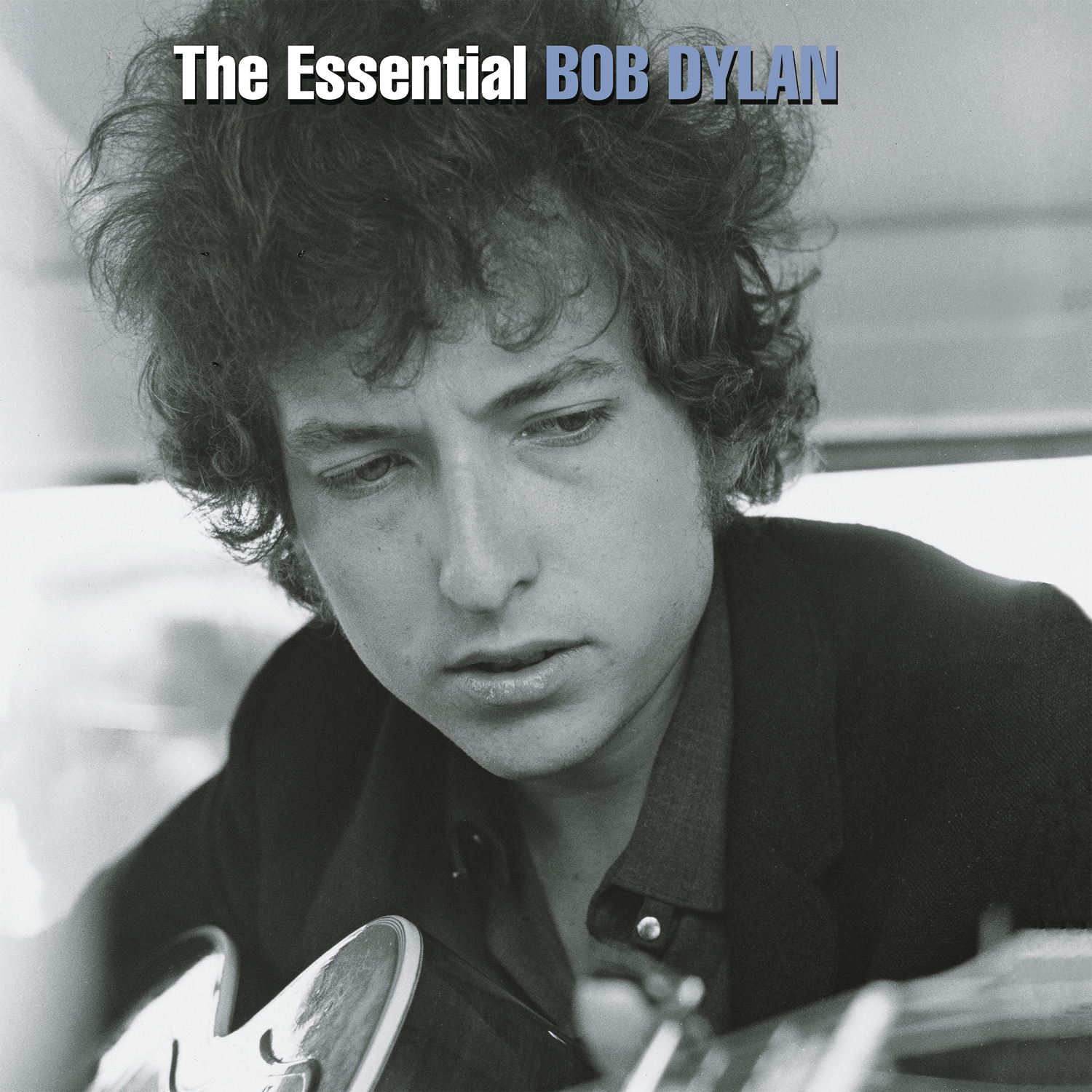 Bob Dylan, giacca nera, suona la chitarra. Copertina dell'album, testo: The Essential Bob Dylan.