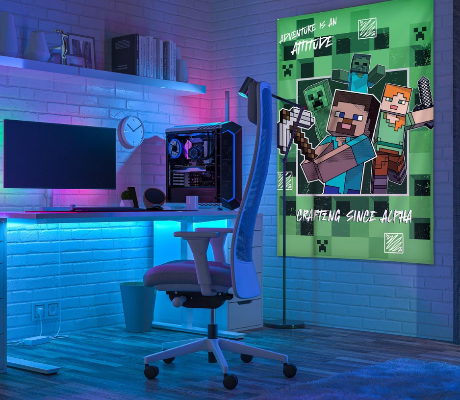 Gaming-Zimmer mit Computer und Stuhl. Minecraft-Poster an der Wand. Blaue und violette Umgebungsbeleuchtung.
