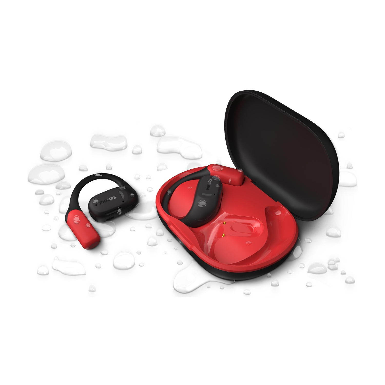 Cuffie Philips rosse e nere. Una è fuori dalla custodia di ricarica aperta. Gocce d'acqua sparse su sfondo bianco.