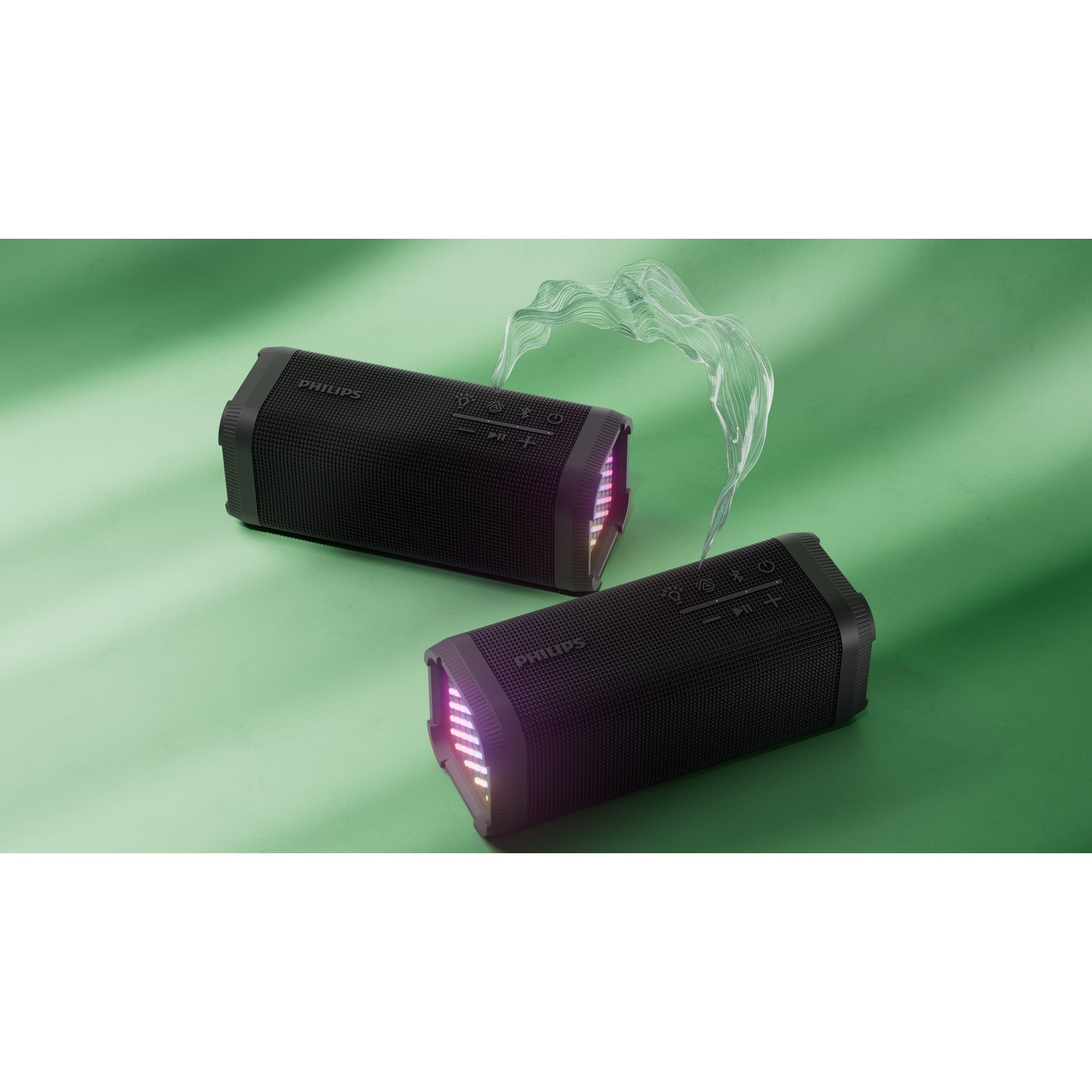 Due altoparlanti Philips neri con luci colorate su sfondo verde. Una forma ondulata trasparente li collega.