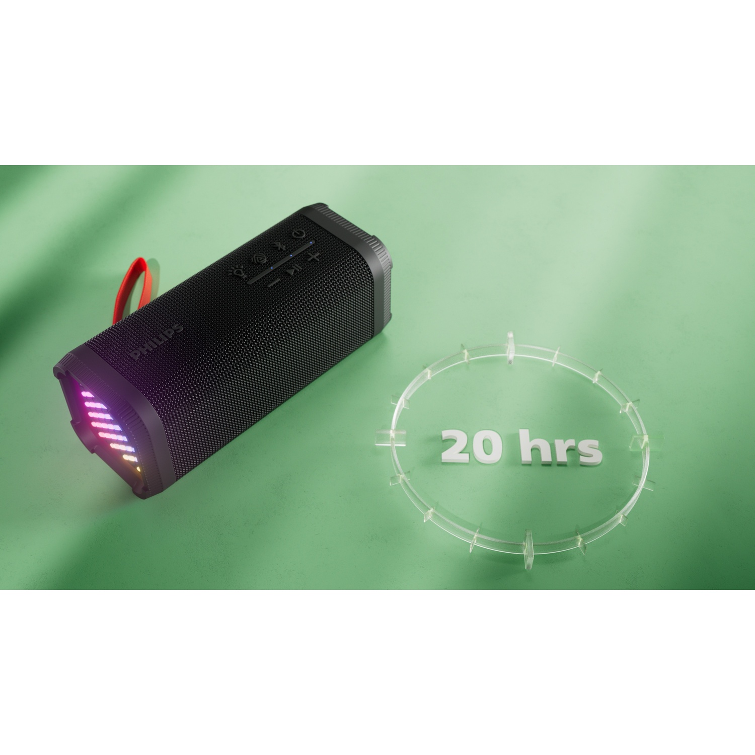 Altoparlante Philips nero con cinturino rosso, luci colorate, su superficie verde. Testo: 20 ore in un cerchio.
