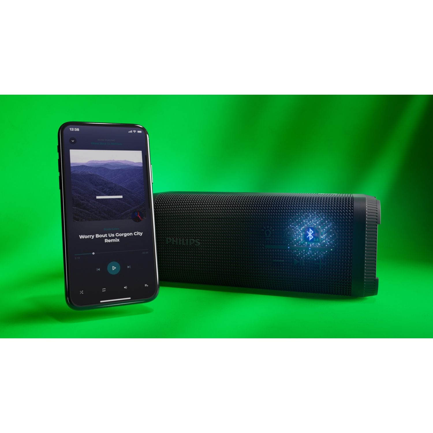 Un telefono che mostra l'interfaccia musicale accanto a un altoparlante nero. Lo sfondo è verde. L'altoparlante ha un simbolo Bluetooth.