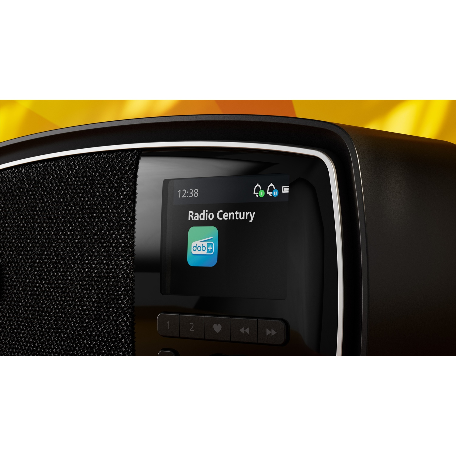 Una radio nera con uno schermo che mostra 'Radio Century' e un logo dab+. I pulsanti sono sotto lo schermo. Lo sfondo è giallo.