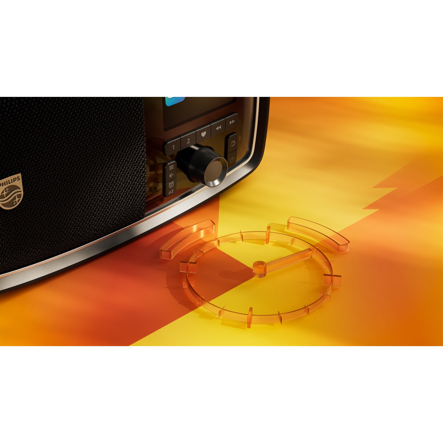 Una radio Philips con altoparlante nero e quadrante. Un oggetto a forma di orologio è davanti alla radio su uno sfondo giallo e arancione.