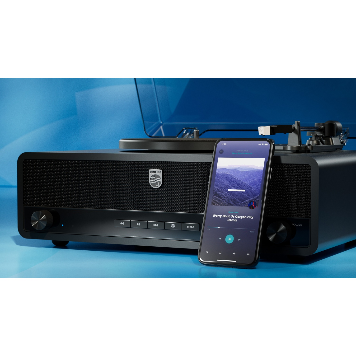 Un giradischi e un sistema di altoparlanti neri con un telefono che mostra una traccia musicale. Lo sfondo è blu.