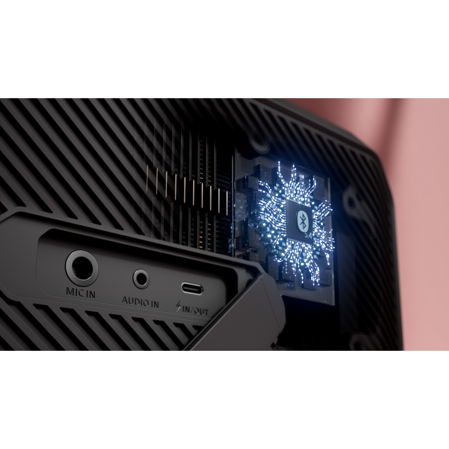 Primo piano di un dispositivo nero con porte di ingresso (Mic, Audio, In/Out). Visibile un circuito stampato con simbolo Bluetooth.