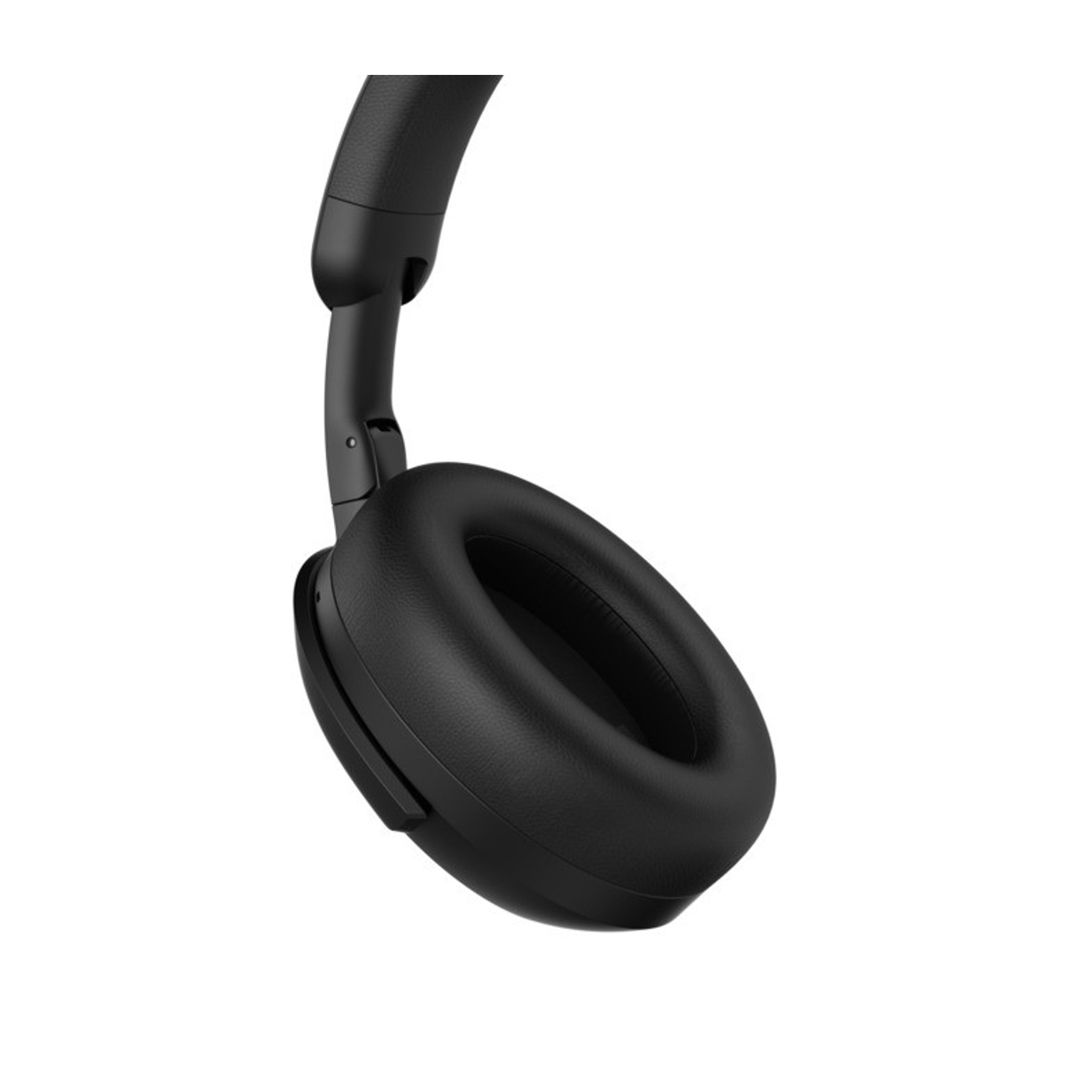 Primo piano di una cuffia nera over-ear. Il padiglione e parte dell'archetto sono visibili su sfondo bianco.