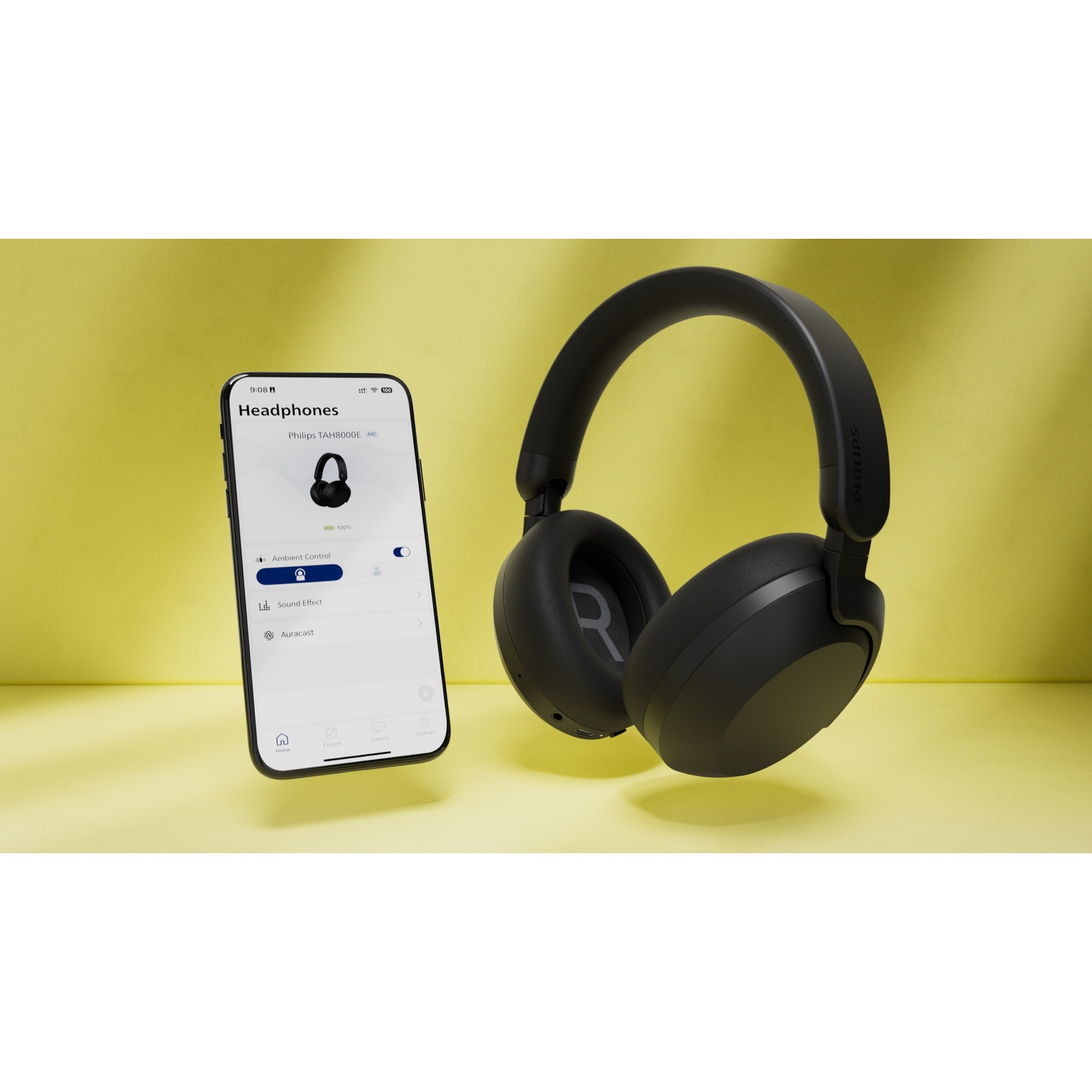 Cuffie nere e telefono che mostra un'interfaccia dell'app. Sfondo giallo. Il telefono mostra le impostazioni delle cuffie.