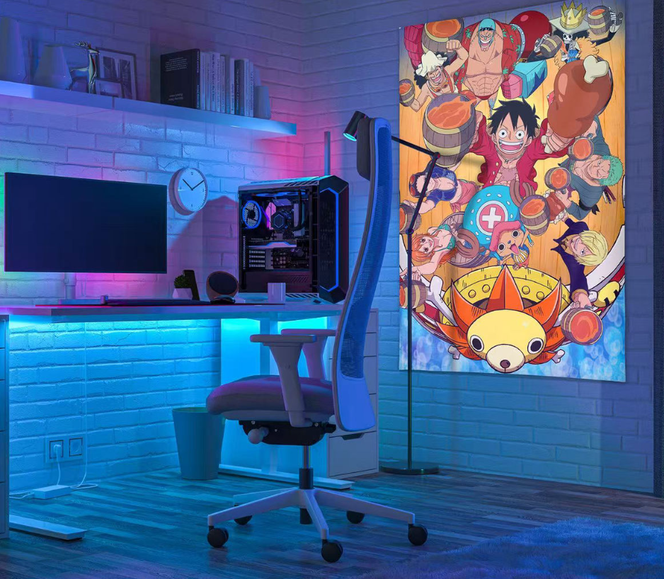 Ein Gaming-Setup mit einem One-Piece-Wandteppich, Schreibtisch, Computer und Stuhl. Blaues und violettes Licht beleuchtet den Raum.