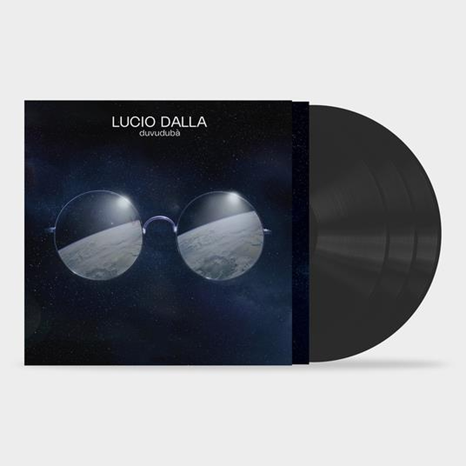 Copertina dell'album di Lucio Dalla con occhiali che riflettono un pianeta. Disco in vinile nero a destra.