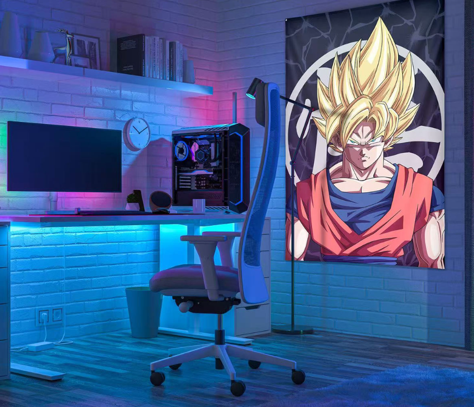 Ein Gaming-Zimmer mit einem Goku-Poster, einem Schreibtisch mit PC und einem blauen Stuhl. Der Raum ist blau und violett beleuchtet.