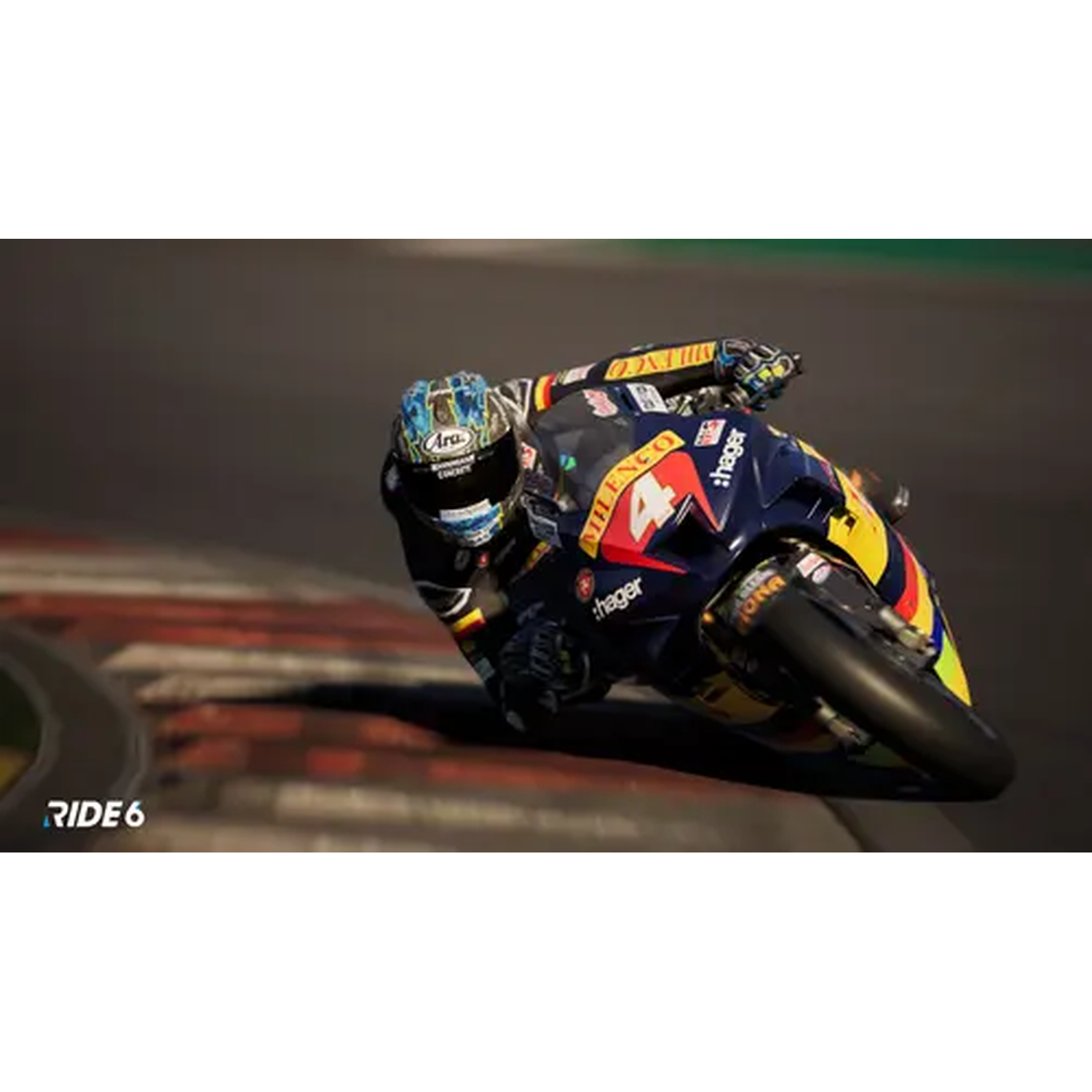 Een motorrijder leunt in een bocht op een racebaan. De motor is zwart en geel. De rijder draagt een helm en pak.