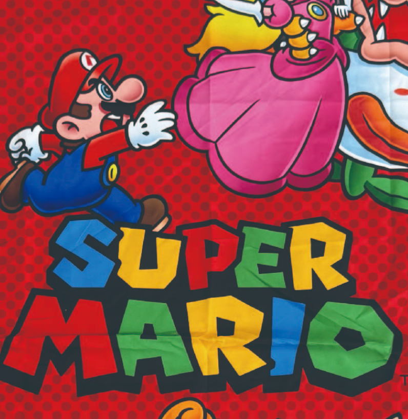 Mario rennt, mit Peach und Bowser, vor rotem, gepunktetem Hintergrund und Super Mario Logo unten.