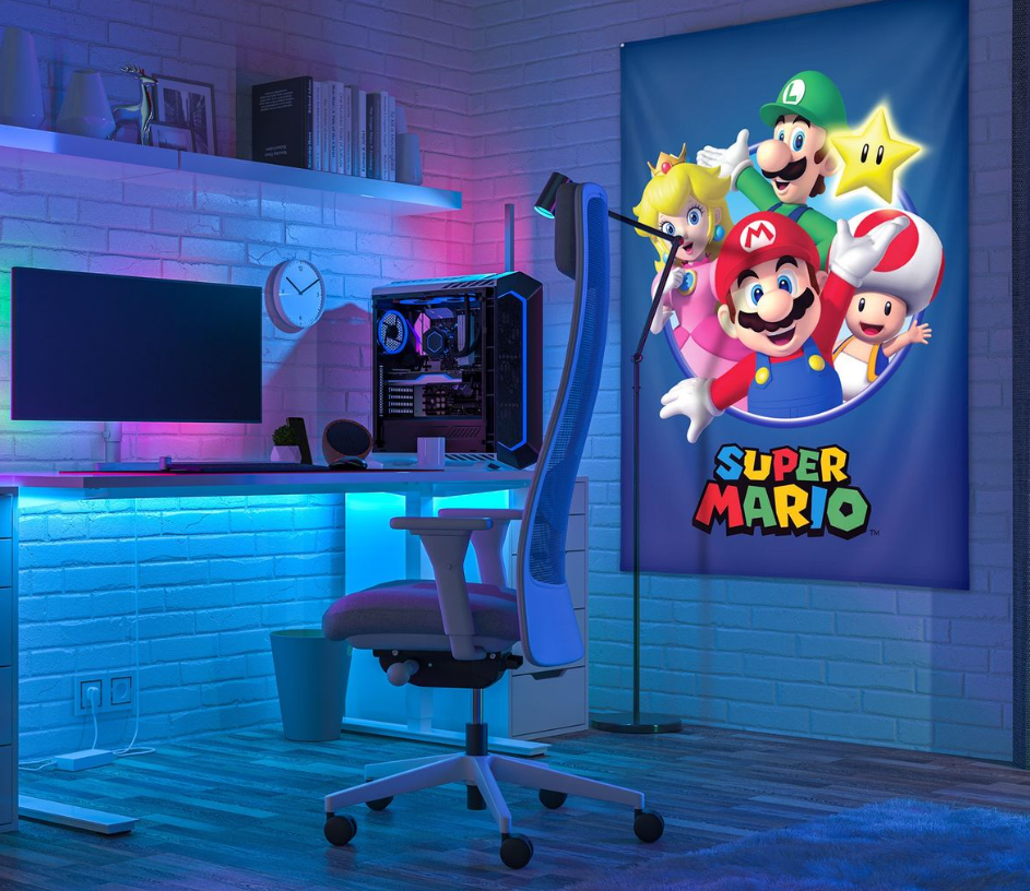 Gaming-Zimmer mit Mario-Poster, Computer, Stuhl und Schreibtisch mit blauer und pinkfarbener Beleuchtung. Weißer Backsteinmauer-Hintergrund.