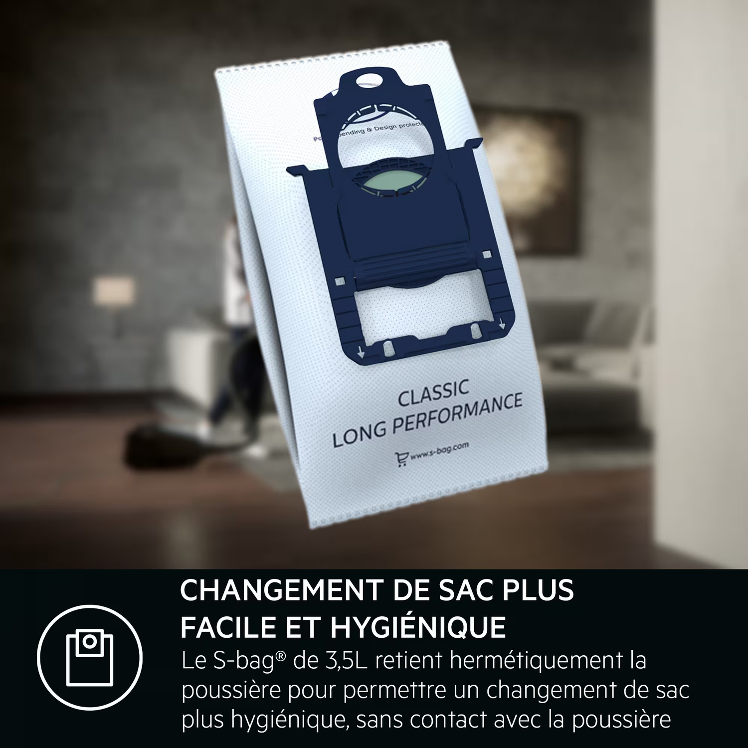 Un sac d'aspirateur avec une fixation en plastique bleu foncé est affiché. Le texte sur le sac indique 'CLASSIC LONG PERFORMANCE'.