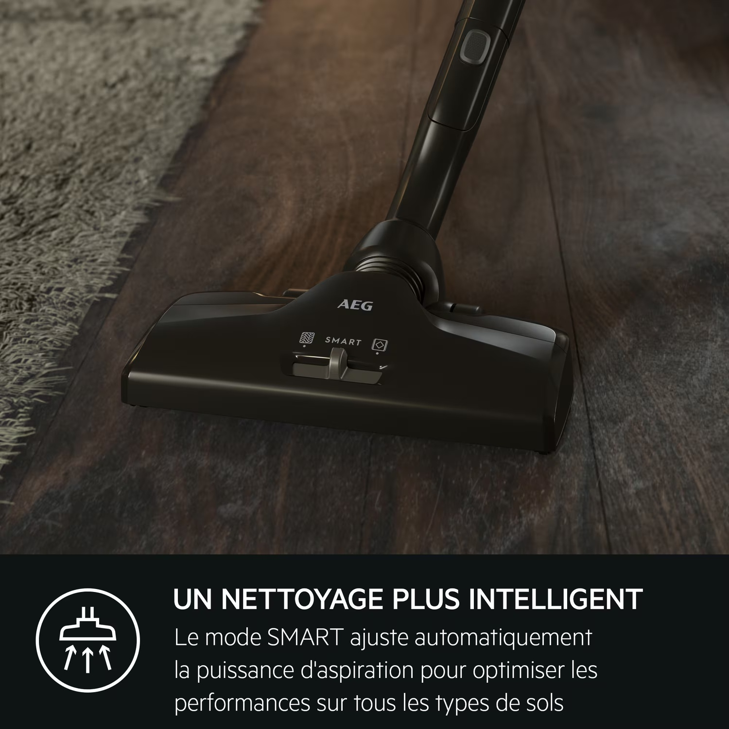 Tête d'aspirateur noire sur un sol en bois, une partie est sur un tapis. Le texte dit UN NETTOYAGE PLUS INTELLIGENT.