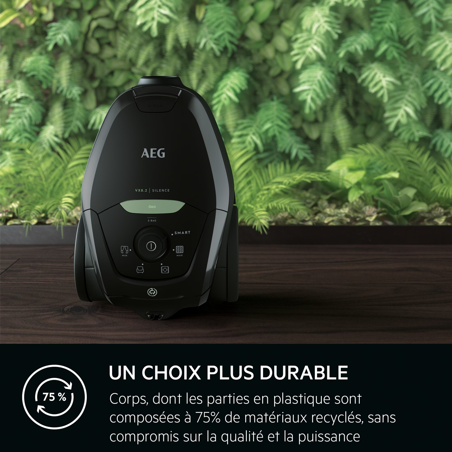 Aspirateur AEG noir sur bois, fond de plantes vertes. Texte : 'UN CHOIX PLUS DURABLE', une icône circulaire de 75 %.