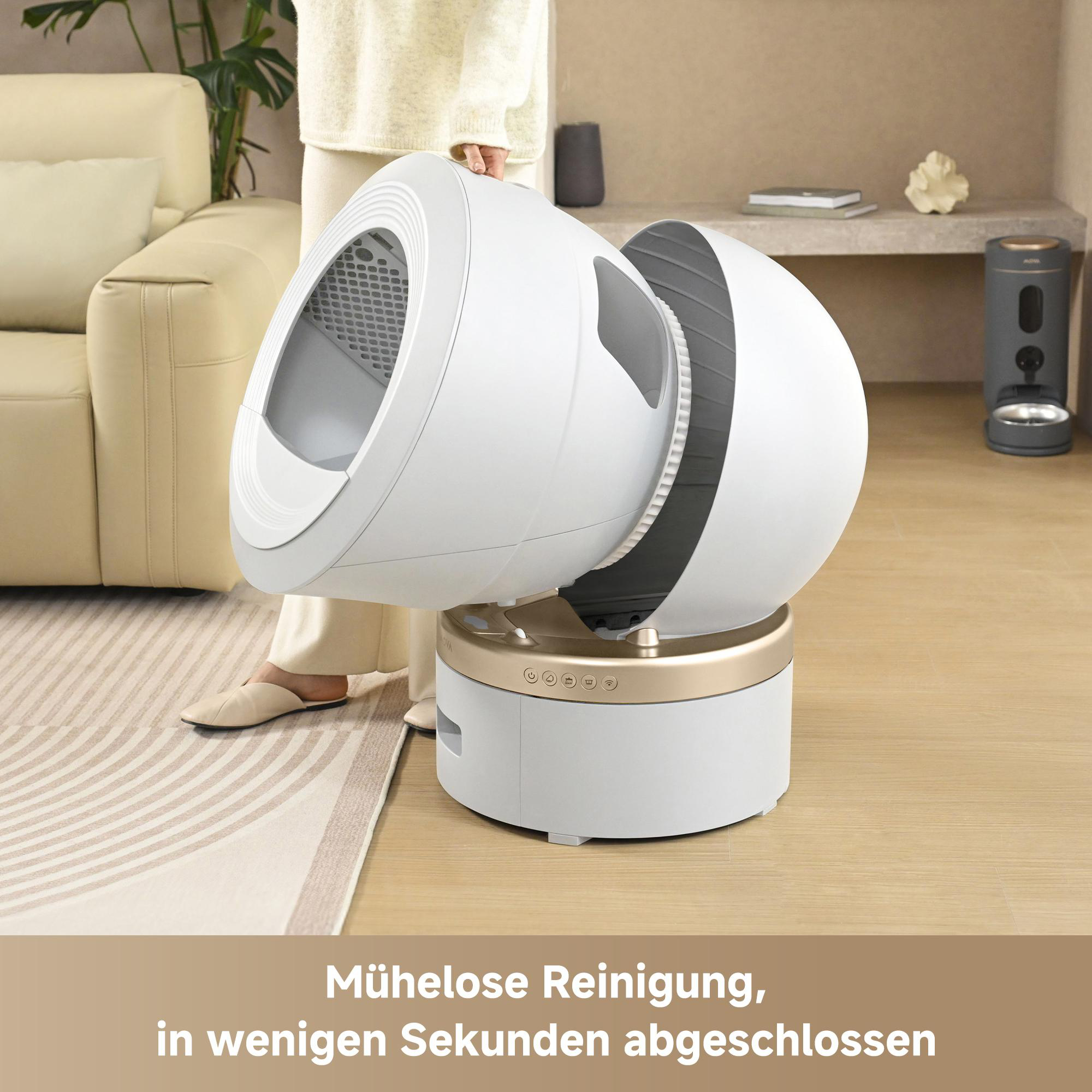 Eine Frau öffnet eine weiße Katzentoilette. Die Box hat eine goldene Basis und steht auf einem Teppich. Im Hintergrund ist ein cremefarbenes Sofa.
